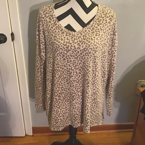 Tops - Ae v-neck shirt